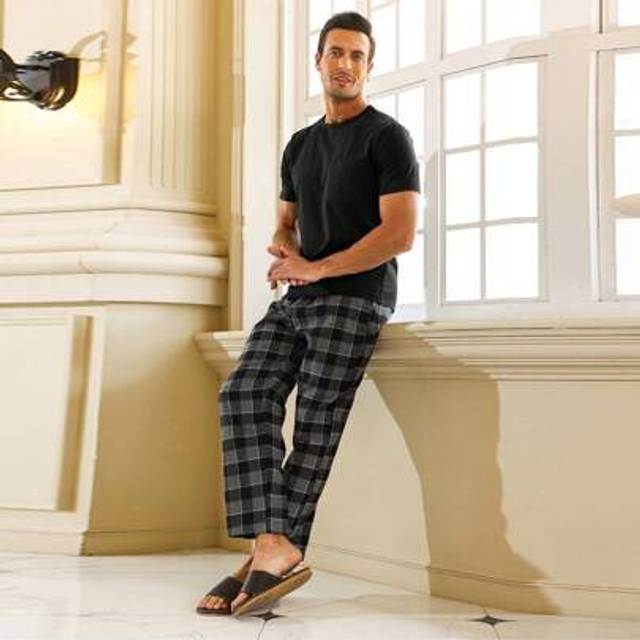 SHEIN Men Solid Tee & Gingham Print Trousers PJ Set