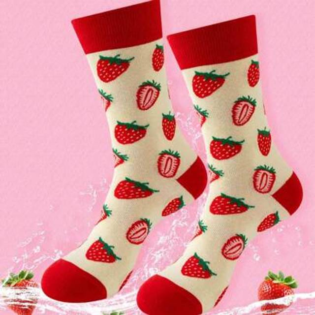 SHEIN 1 Pair Women And Men Funny & Cute Strawberry Pattern Crew Sock Comfortable For Daily , Sports And Party In Spring , Summer And Autumn