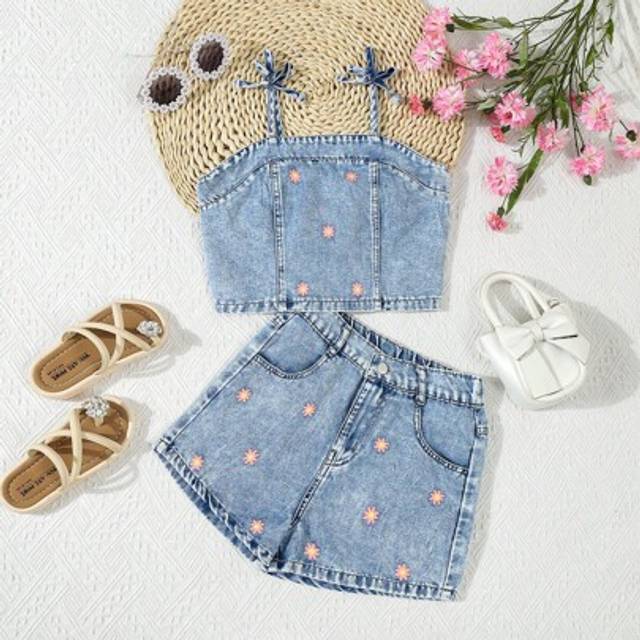 SHEIN Tween Girls 2-Piece Set: Y2K Style Vintage Light Blue Denim Acid Wash Tank Top With Pink Floral Print, Fitted, Paired With Pink Floral Loose Fit Denim