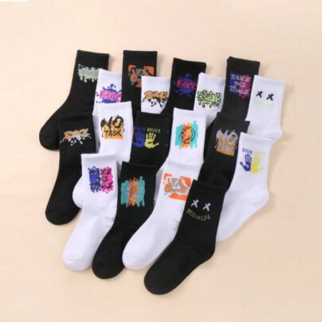 SHEIN 10pairs Random Black-And-White Teenagers Boy&#39;s Street Style Casual Sporty Graffiti Mid-Calf Socks