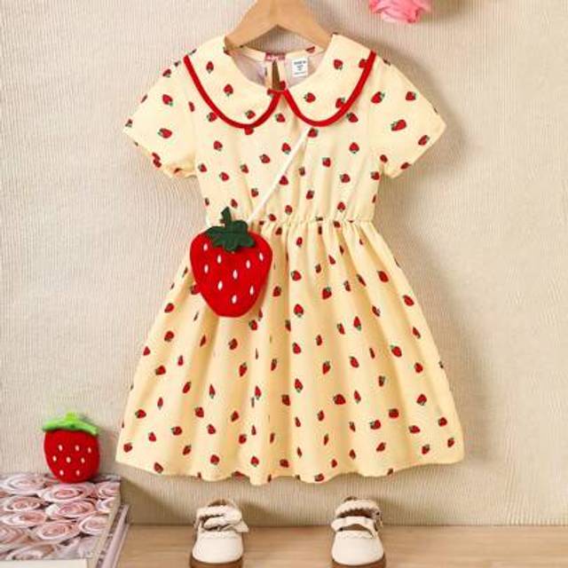 SHEIN Girls&#39; Short Sleeve Smocked Collar Strawberry Print Dress With Strawberry Shaped Hanging Pouch, Casual Outfit For 4-7 Years Old, Summer New Arrival