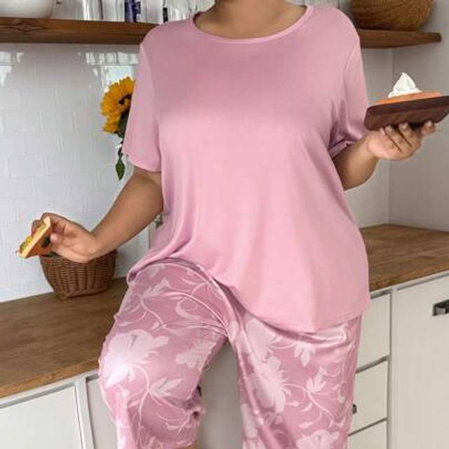 SHEIN Plus Size Women Floral Print Short Sleeve And Capri Pajama Set Pink Pjs Set Pink Lounge Set Curve Pajamas Set Lounge Wear Sets Summer Floral Pajama Se