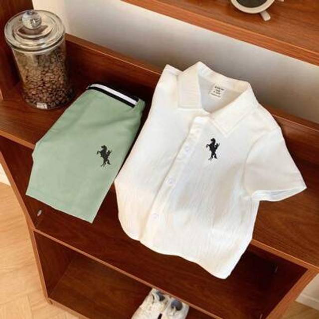 SHEIN 2pcs/Set Boys Kids Preppy Casual Everyday Comfortable Horse Logo Decor White Collar Short Sleeve Shirt And Shorts Set, Suitable For Travel, School, Da