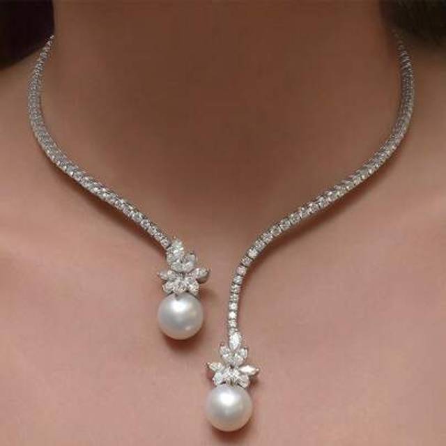 SHEIN 1pc Diamond Encrusted Necklace With Zirconia Leaf And Pearl Choker, Fashionable Luxurious Copper Gold Color Necklace Suitable For Women&#39;s Daily Wear,