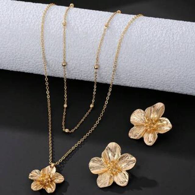SHEIN 1 Set: Gold Textured 5-Petal Flower Pendant Necklace & Matching Earring, Summer Beach Style Jewelry Set For Women (Number Of Beads May Vary Due To Han