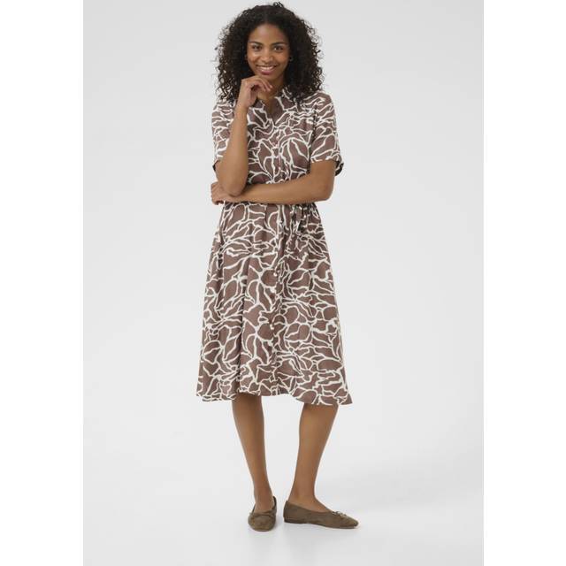 Emine Dress - Deep Taupe W. Chalk Prin - Danish brand KAFFE has been offering timeless collections adorned with feminine details since 1993. The label offers a range of versatile, minimalistic styles that look and feel great, making your daily edit stylish and effortless.