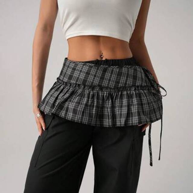 SHEIN Women&#39;s Black Plaid Ruffle Hem A-Line Super Short Skirt