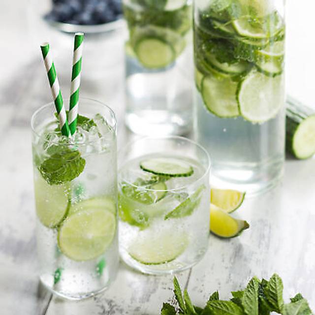 Biodegradable paper straws green and white - pack of 250 - eco friendly straws