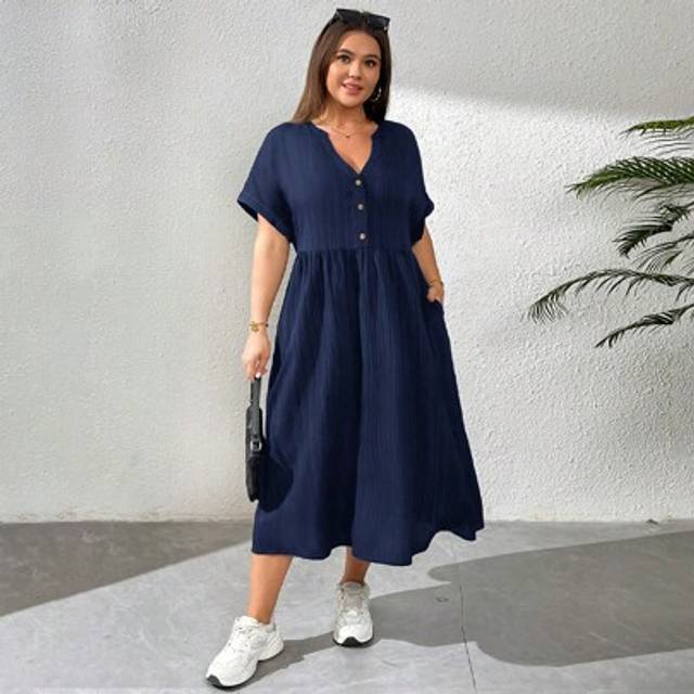SHEIN Plus Size Women&#39;s Spring And Summer Fashion Casual Loose And Comfortable Daily Black Texture Fabric V-Neck Short Sleeve Mid-Length Dress With Pockets,