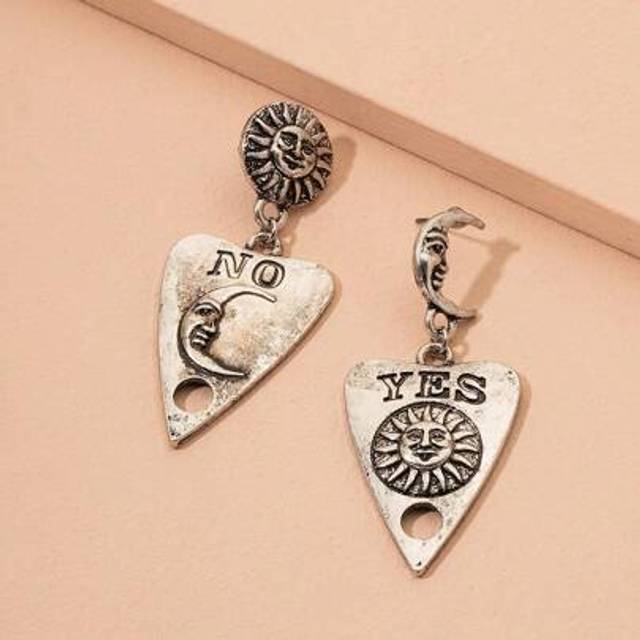SHEIN 1 Pair Vintage Goth Style Metal Alloy Moon And Sun Shape Yes And No Asymmetric Dangle Earrings, Suitable For Women Daily Wear, Halloween Gift