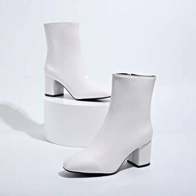 SHEIN Women&#39;s White Ankle Boots - Closed Toe Block Heel Ankle Boots With Side Zipper, Casual Chelsea Short Boots