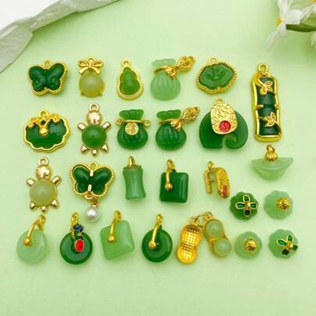 SHEIN 25pcs Chinese Style Ancient Method Golden Oil Droplet Pendant Small Imitation Jade Green Lucky Bag Shape Charms For Handmade Diy Necklace Small Pendan