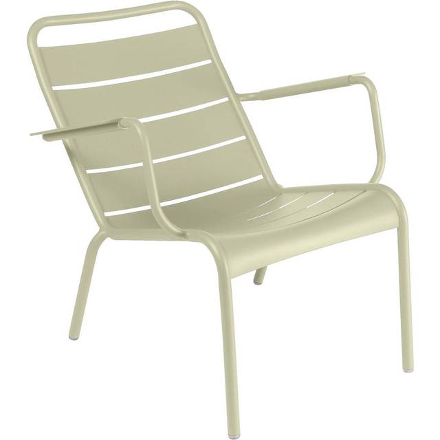 Fermob - Luxembourg Low Outdoor Armchair - lindgrün/texturiert mit Glanz/BxHxT 70x72x86cm/UV-beständig/stapelbar - willow green (72.0 x 70.0 x 86.0cm)