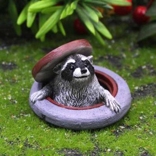 SHEIN Cute Resin Raccoon Under The Manhole Cover Creative Garden Micro Landscape Decor, Decorative Lifelike Animal Resin Ornament For Indoor/Outdoor, Yard,