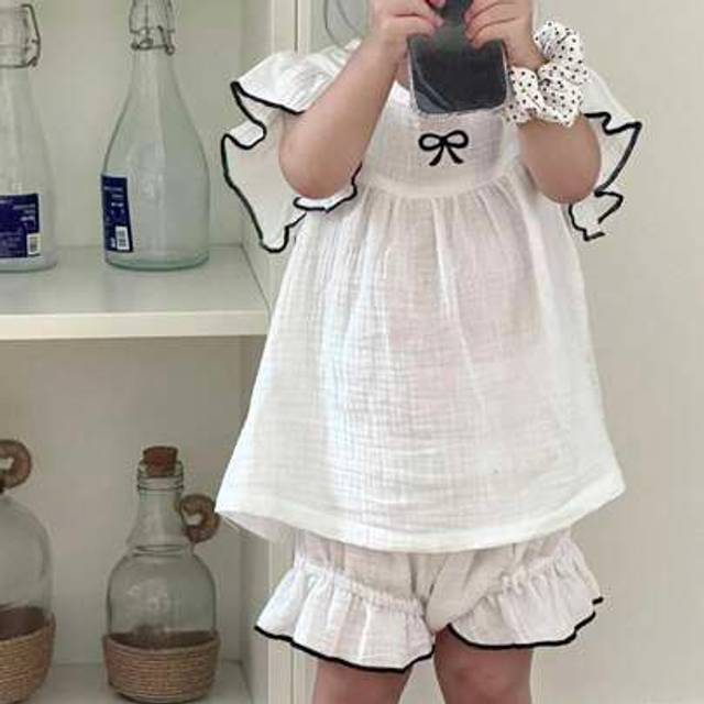 SHEIN Baby Girls 2pcs Summer White Dreamy Set, Set Includes: Fluttery Sleeve Top With Chest Bow Embroidery Accent, Paired With White Shorts, Cute And Fresh