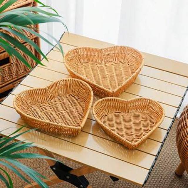 SHEIN 1pc/3pcs Heart Shaped Rattan Woven Fruit Basket, Reusable Wicker Tray - For Desserts, Snacks, Bread - Kitchen Decor And Room Decoration