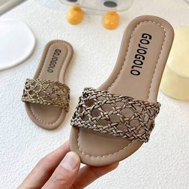 SHEIN A Pair Of Best-Selling Children&#39;s /2025 New Girls&#39; Flip-Flops, With A Woven Upper Design, Featuring A Simple Yet Pastoral Style, And The Brand Logo Pr