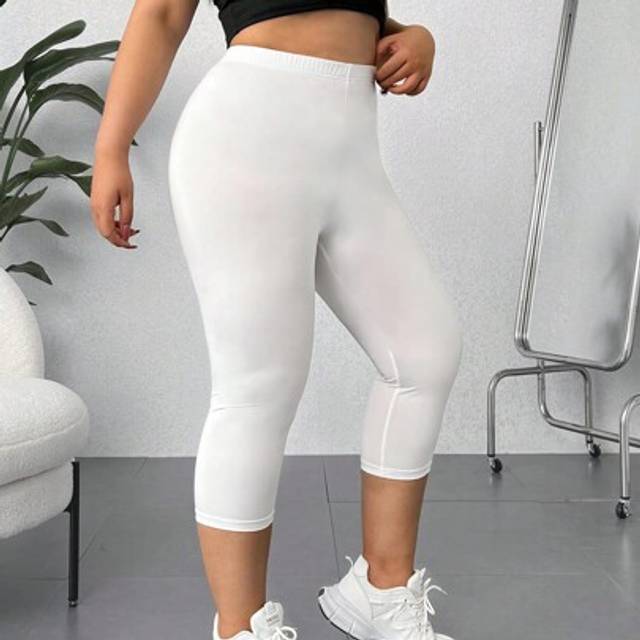 SHEIN Plus Size Women&#39;s Basic Solid Color Capri Leggings