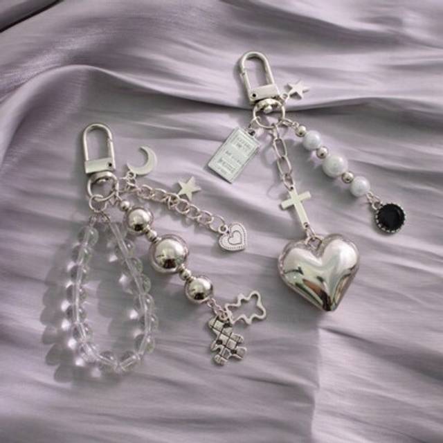 SHEIN 1 Set Of 2pcs Unisex Sweet & Cool Style Beaded Bag Pendants Metal Black & White & Silver Bear Heart Cross Pendant Keychain For Couples Bag Accessories