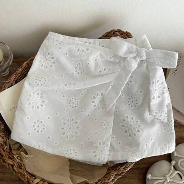 SHEIN LMoss   Young Girl Side Knotted Woven Solid Color Embroidered Skirt-Pants White Eyelet Shorts Girls White Shorts White Embroidered Shorts Summer Short