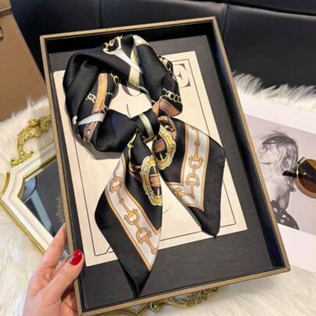 SHEIN 1pc Elegant Chain Print 70cm Square Scarf, Women Bandana Versatile Waist Belt Neckerchief Gift, Fashion Sash Hair Accessories For Daily Wear