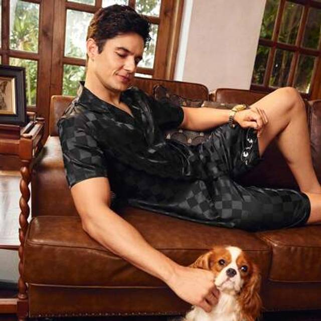 SHEIN Men&#39;s Checkered Short Sleeve Top And Shorts Pajama Set