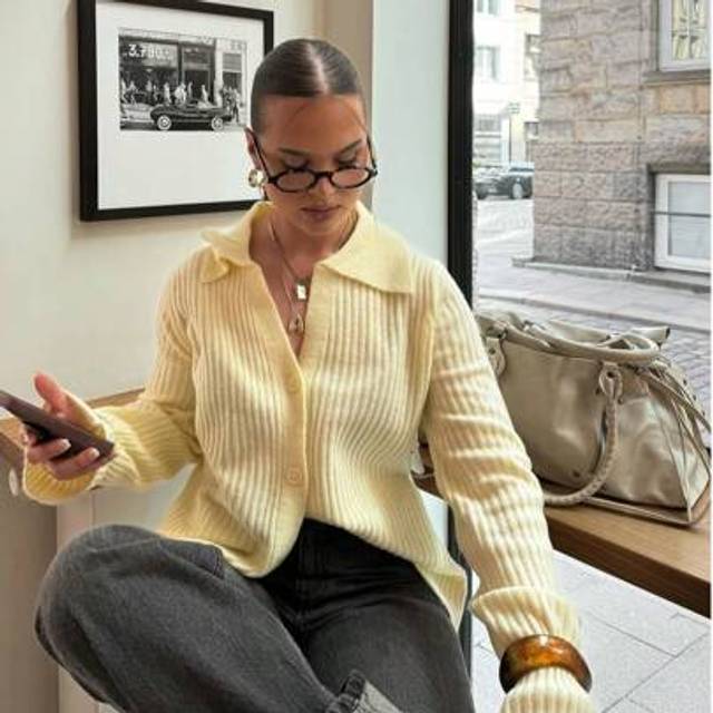 SHEIN Senya Women&#39;s Autumn And Winter New Milky Yellow Lapel Front Button Long-Sleeved Knitted Cardigan, Vertical Pit Stripes Casual Loose Jumper Top, Daily
