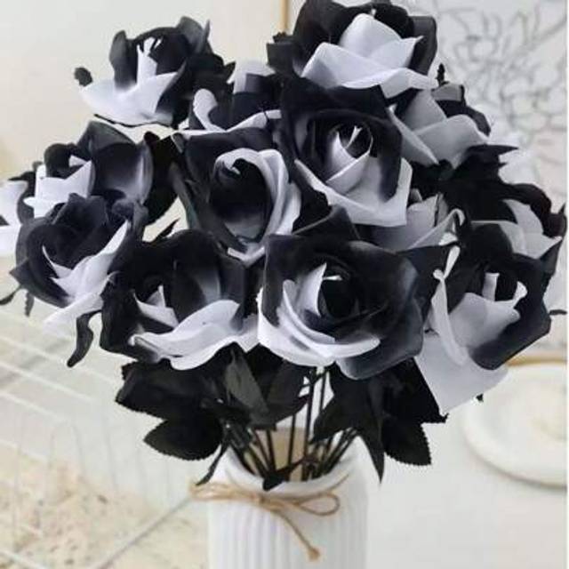 SHEIN 5/12pcs Artificial Black And White Roses Bouquet, Plastic Gothic Fake Flowers For Wedding, Halloween Decor Realistic Rose Stem For Home Office Display