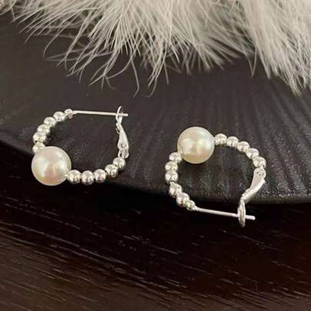 SHEIN 1 Pair Of Round Pearl Earrings For Girls French Retro Temperament Studs