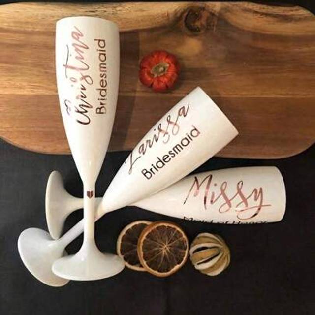 SHEIN 1pc Personalized White Acrylic Plastic Champagne Flute, Bridal Party Gift, Bridesmaid Wine Glass, Bachelorette Party Cup, Wedding Decor Stylish, Adora