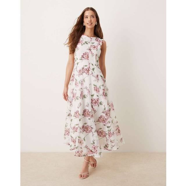 Alma Floral Dress - Whimsical details and retro designs are two distinctive features that can be spotted across the creations by Sister Jane. The London-based label specialise in limited-edition clothing and offer a new capsule collection every 6 weeks, keeping your wardrobe fresh and stylish.