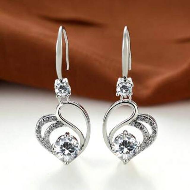 SHEIN 1pc Elegant Silver Heart Shaped Earrings, Creative Valentine&#39;s Day Gift For Women