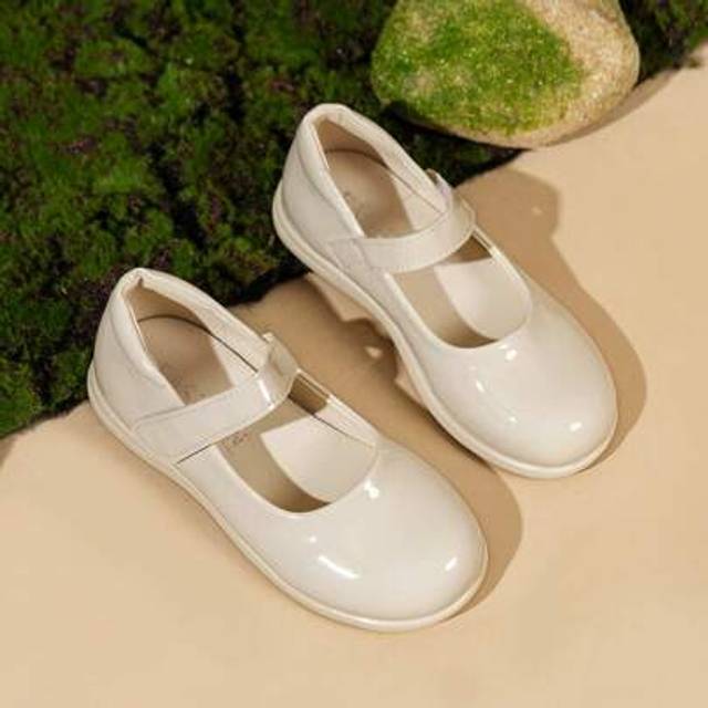 SHEIN Girls&#39; Black Patent Leather Mary Janes - Classic Buckle School Shoes--Girls&#39; Beige Patent Leather Mary Janes - Bow & Hook - Loop, Fall Season Staple,G