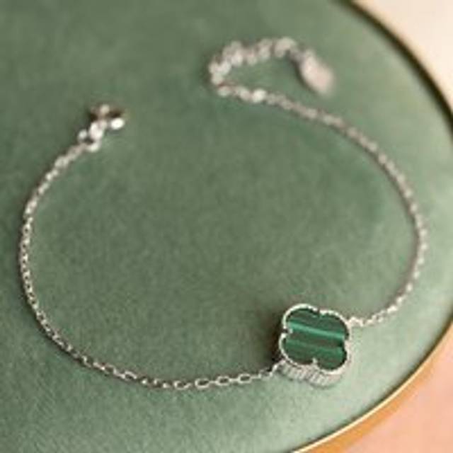 John Greed Signature Silver Single Clover Green Resin Bracelet For Women - green/silver