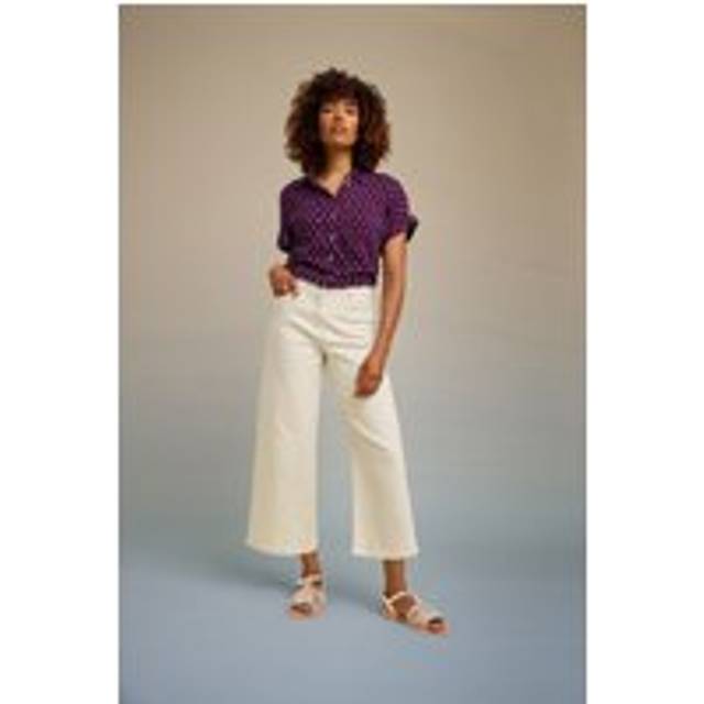 M&co Light Wash Wide Leg Cropped Jeans In Cream - 8